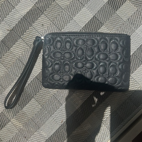 🎋Coach Embossed C Signature Wristlet like new - Picture 7 of 10